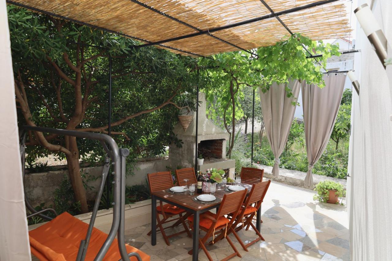 Holiday House Nono Sumartin Exterior photo